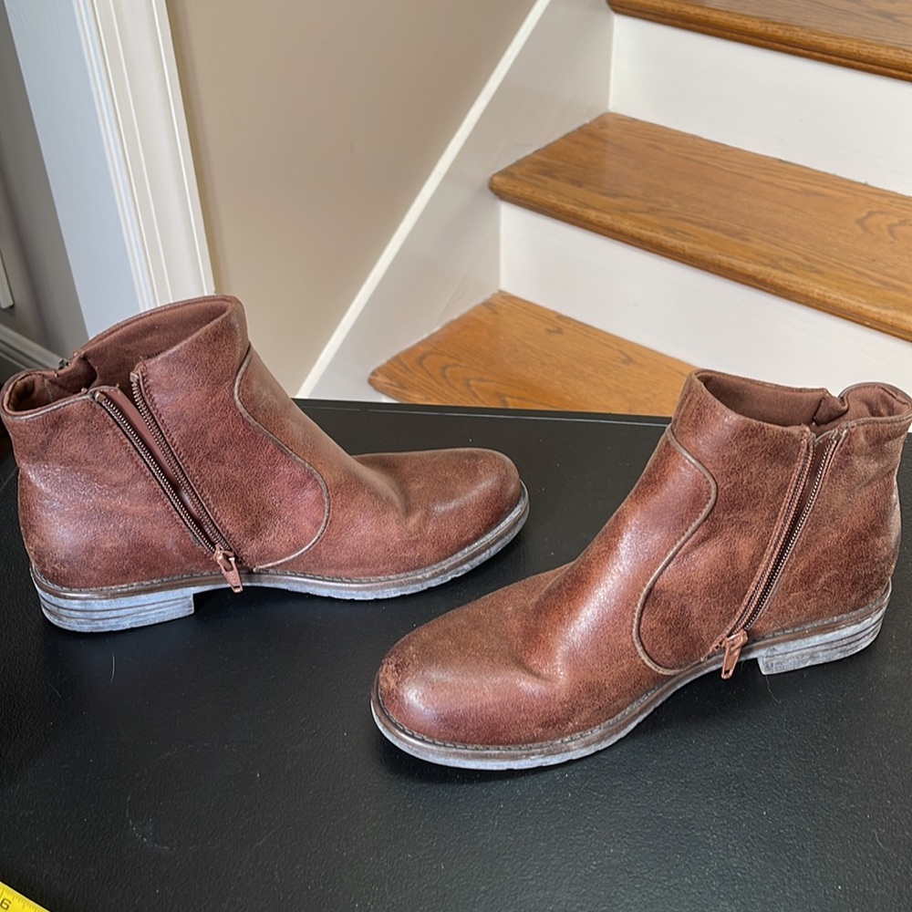 BARETRAPS ANKLE BOOTS 🥾 size 8M BROWN